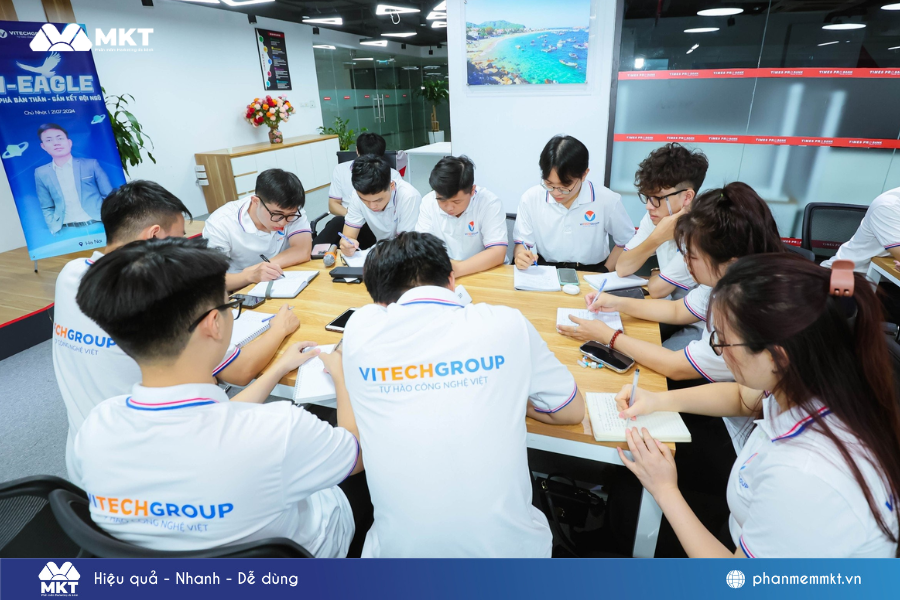 Hoạt động tự vấn và thảo luận nhóm trong buổi học Chương trình Vi-Eagle: Khai phá bản thân gắn kết đội ngũ